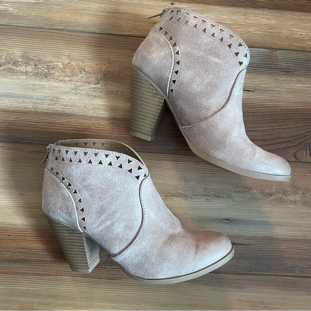 Qupid Nixon Distressed Taupe / Tan Cut Out Ankle Heel Booties Size 5.5